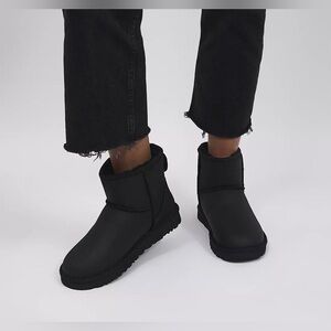 Ugg NWOT Women`s Classic Mini II‎ Black Suede Boots Size 10